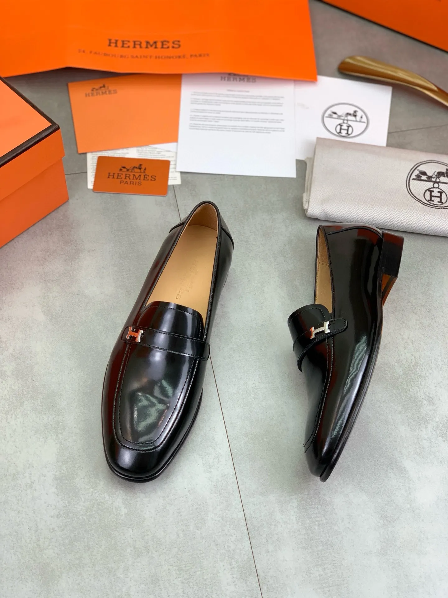 Factory price P960 💰Top version 💎💎💎 Original leather outsole Brand: Hermès (Hermès) Standard code: Men's size 39-44 (38, 45 can be customized) Grade: Same as the official website Original quality materials: Original soft calfskin Water-dyed cowhide lining Original Italian leather outsole Style categories: Men's fashion Formal casual leather shoes Slip-on men's shoes series Young fashion European and American trends, British style, colors: multiple options, counter packaging